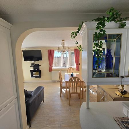 Family Bungalow With Private Pool Kilgetty Exteriör bild