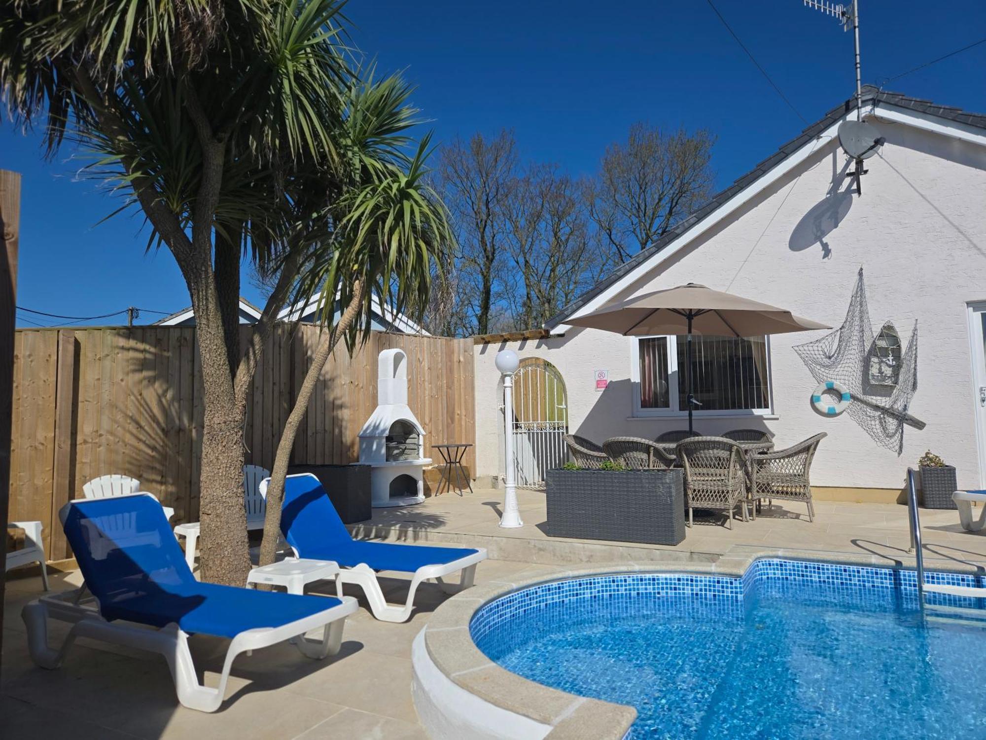 Family Bungalow With Private Pool Kilgetty Exteriör bild